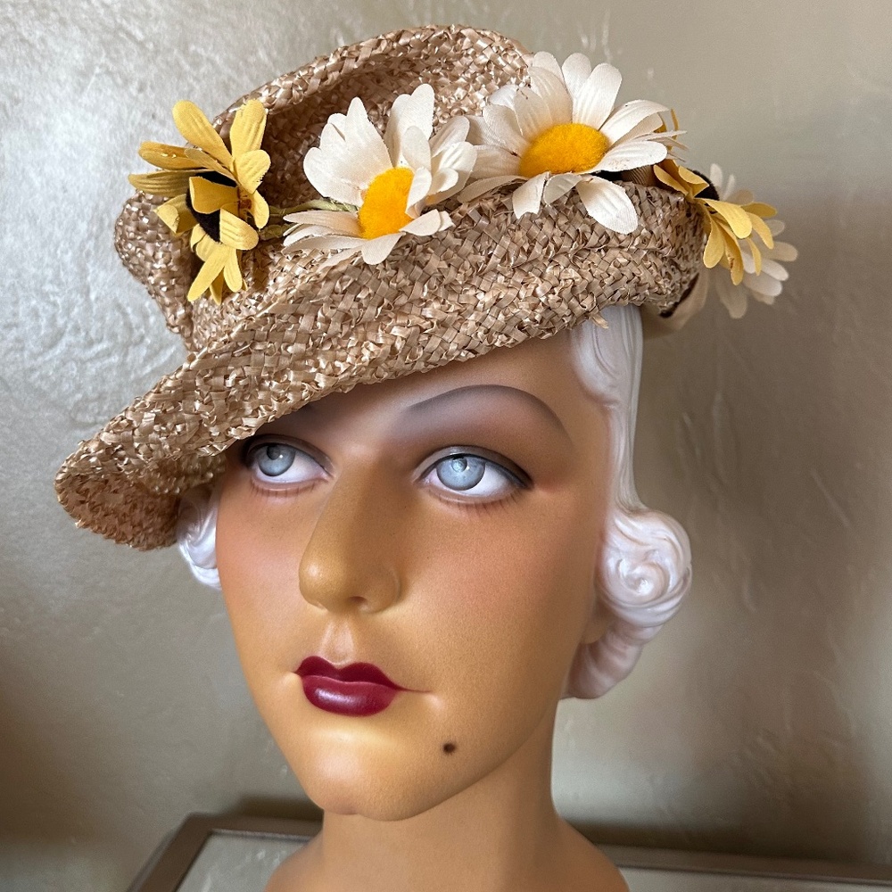 UNIQUE 1930s' BEIGE STRAW & GROSGRAIN ASYMMETRICAL HAT + FABRIC "DAISIES"